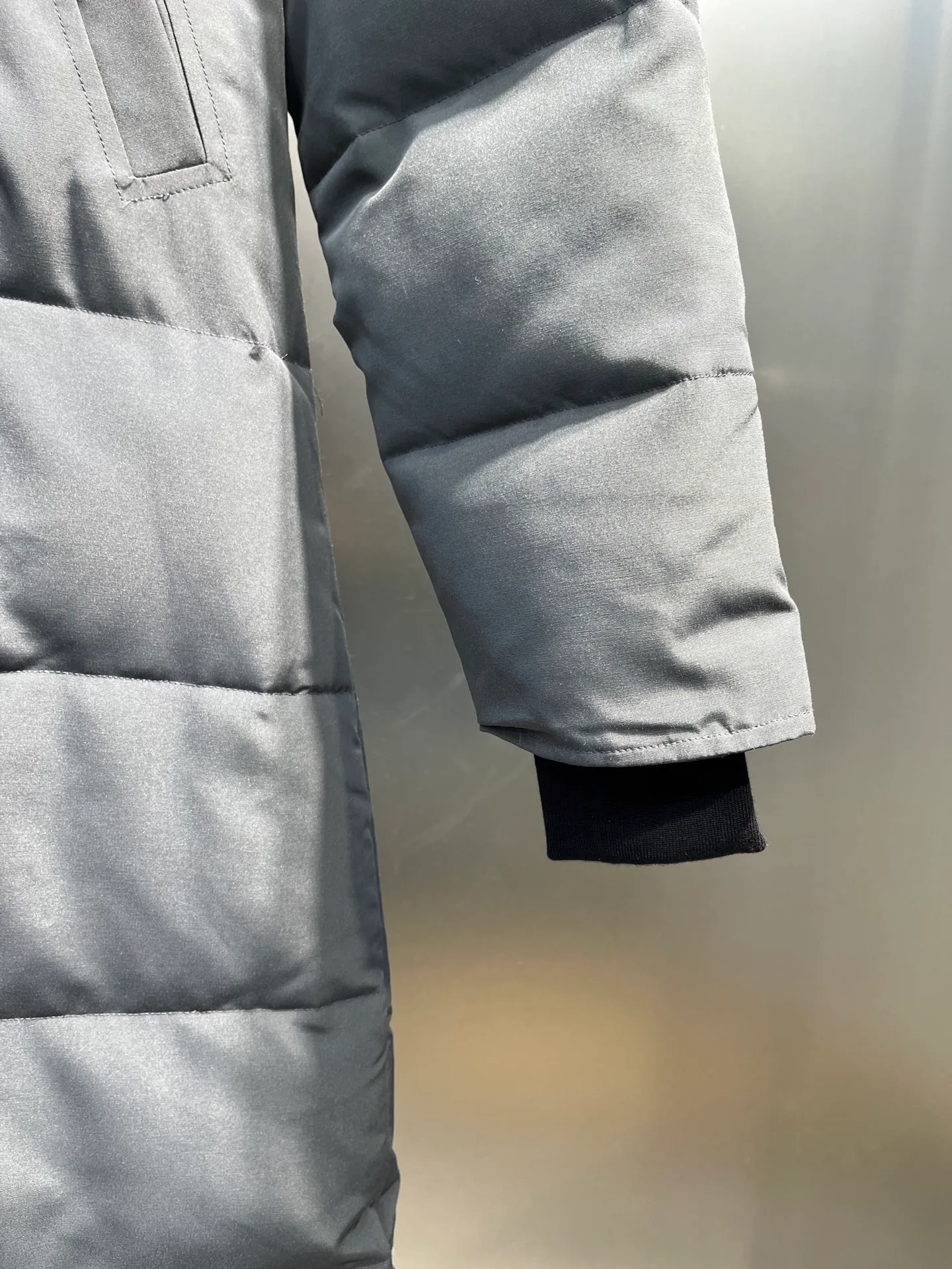 P860 graphite gray) CANADA GOOSE parka 22 styles ➖ Genuine synchronous anti-counterfeiting chip sensor! ➖ Imported 21-count polyester-cotton blended original fabric [last year’s 16-count/18-count hard fabrics have been completely eliminated, this year all use 21-count genuine synchronous fabrics, the soft mid-strap feels delicate and textured], genuine synchronous Feather-Light 10D waterproof coating fabric, made of 84.5 polyester fiber and 15.5 cotton, 100% the best feel in the entire network! ➖ The genuine official website is synchronized with the national standard 80 white duck down, you can check the official website customer service, there will never be a series of misleading claims such as 90 down or goose down! ➖ Using the best nylon lining with double double-layer sealing design, velvet-proof No. 7 needle + grid-filled down ready-made garments, there is 100% no so-called velvet running! ➖ The cuffs are designed with thickened seamless threads, and the collar and pockets are lined with top-quality polar fleece to keep you warm and comfortable! ➖ Yoshida YKK provides original custom-made electroplated sliders. YKK two-way lockable zippers are tight and smooth and will not peel off paint! ➖ 3M composite guarantees that the Velcro is the same as the original, durable, and all accessories and hardware are custom-made! ➖ Imported BEHRINGER embroidery machine to customize the 10,000-needle embroidery logo, 98% of which can be reproduced to restore the original logo. You can check and compare on the official website! ➖ The fur collars are all made of large pieces of Western Canadian blue wolf hide, ensuring that each fur collar is 13-15cm wide! size：xs-xl